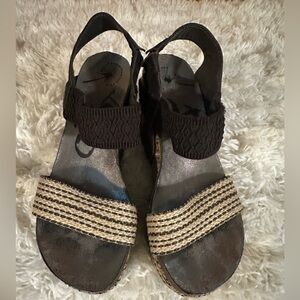 OTBT Bushnell Platform Sandal Womens Size 7M Brown Fabric Wedge Heel Slingback